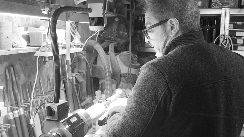 Portrait de Cyrille Rollot en train de travailler dans son atelier